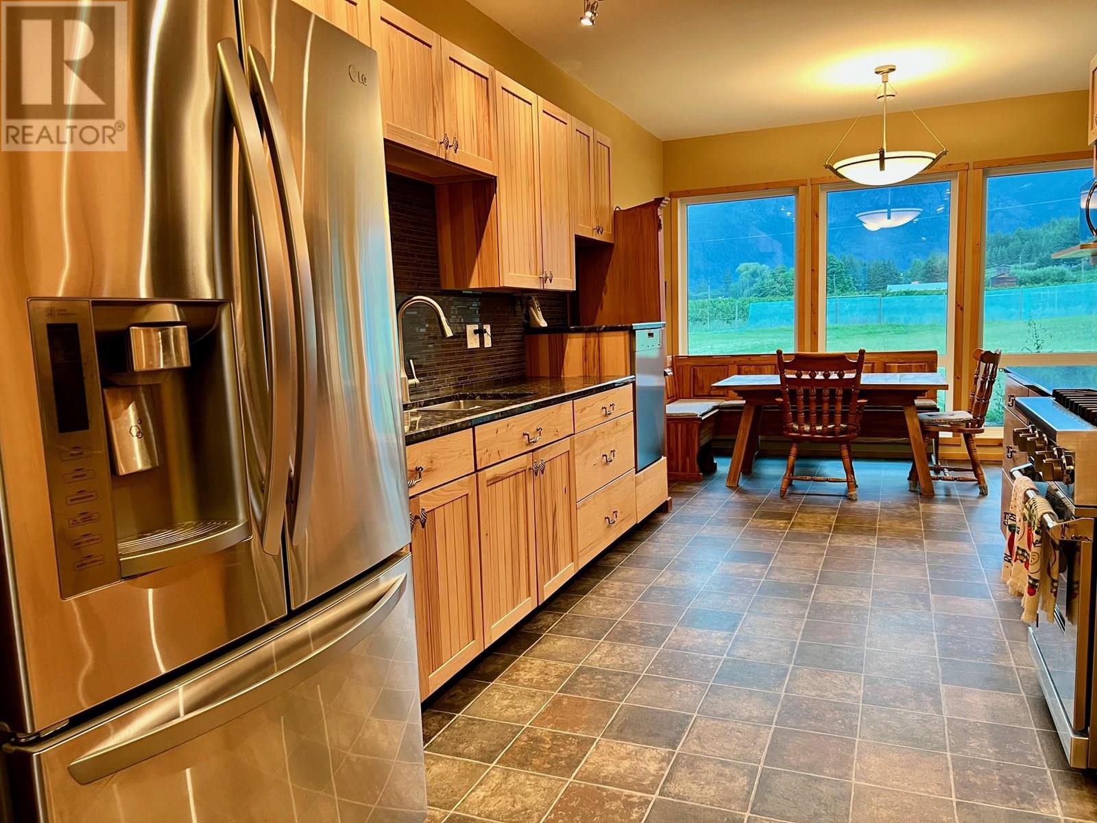 Photo 10 of 802 25th Avenue S, Creston BC