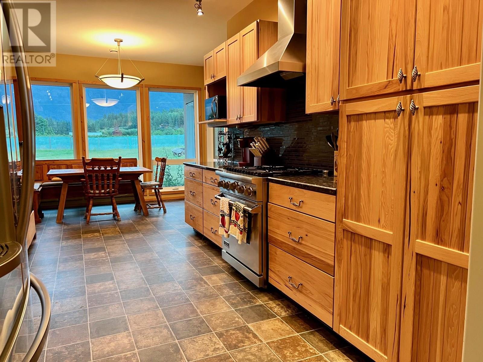 Photo 22 of 802 25th Avenue S, Creston BC