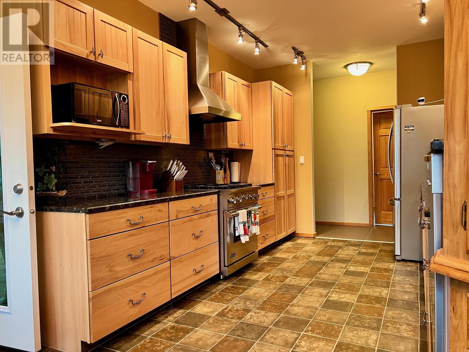 Photo 12 of 802 25th Avenue S, Creston BC