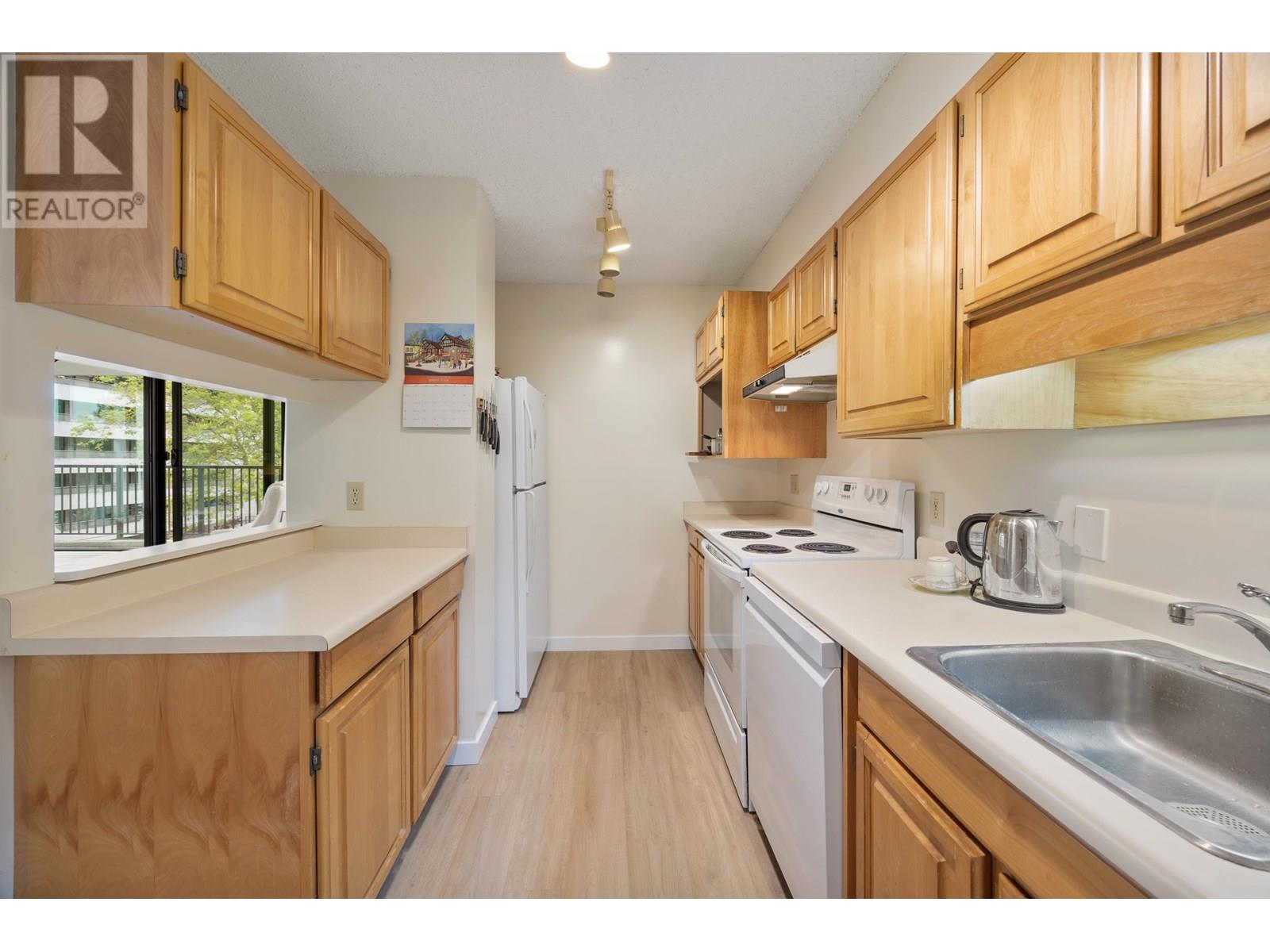 Photo 10 of 406 4165 Maywood Street, Burnaby BC