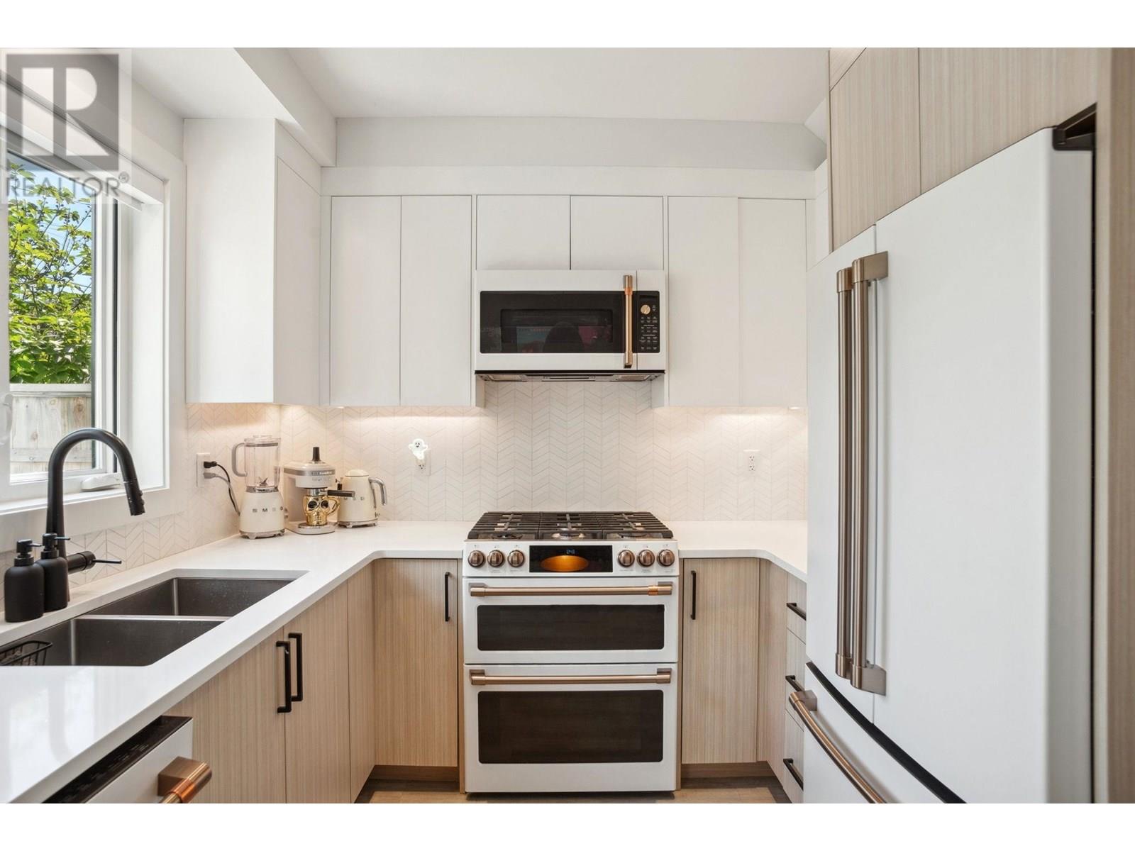 Photo 3 of 5018 Nanaimo Street, Vancouver BC