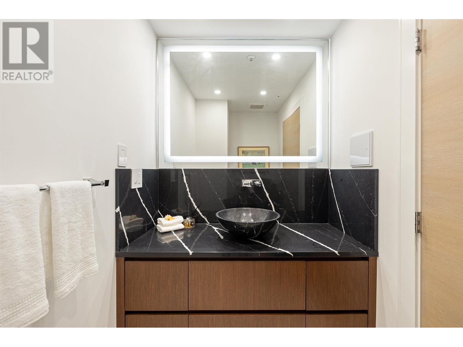 701 3105 DEER RIDGE DRIVE, West Vancouver