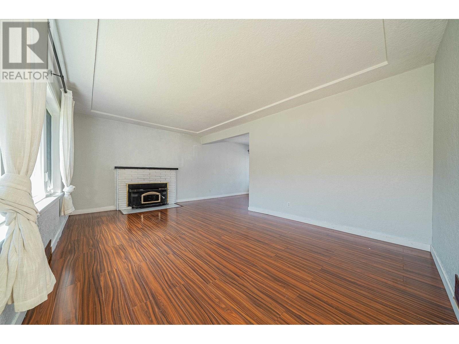 Photo 11 of 432 W 25th Street, North Vancouver BC