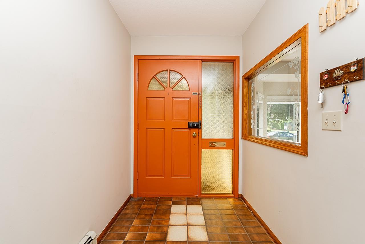 Photo 4 of 10672 Glenwood Drive, Surrey BC