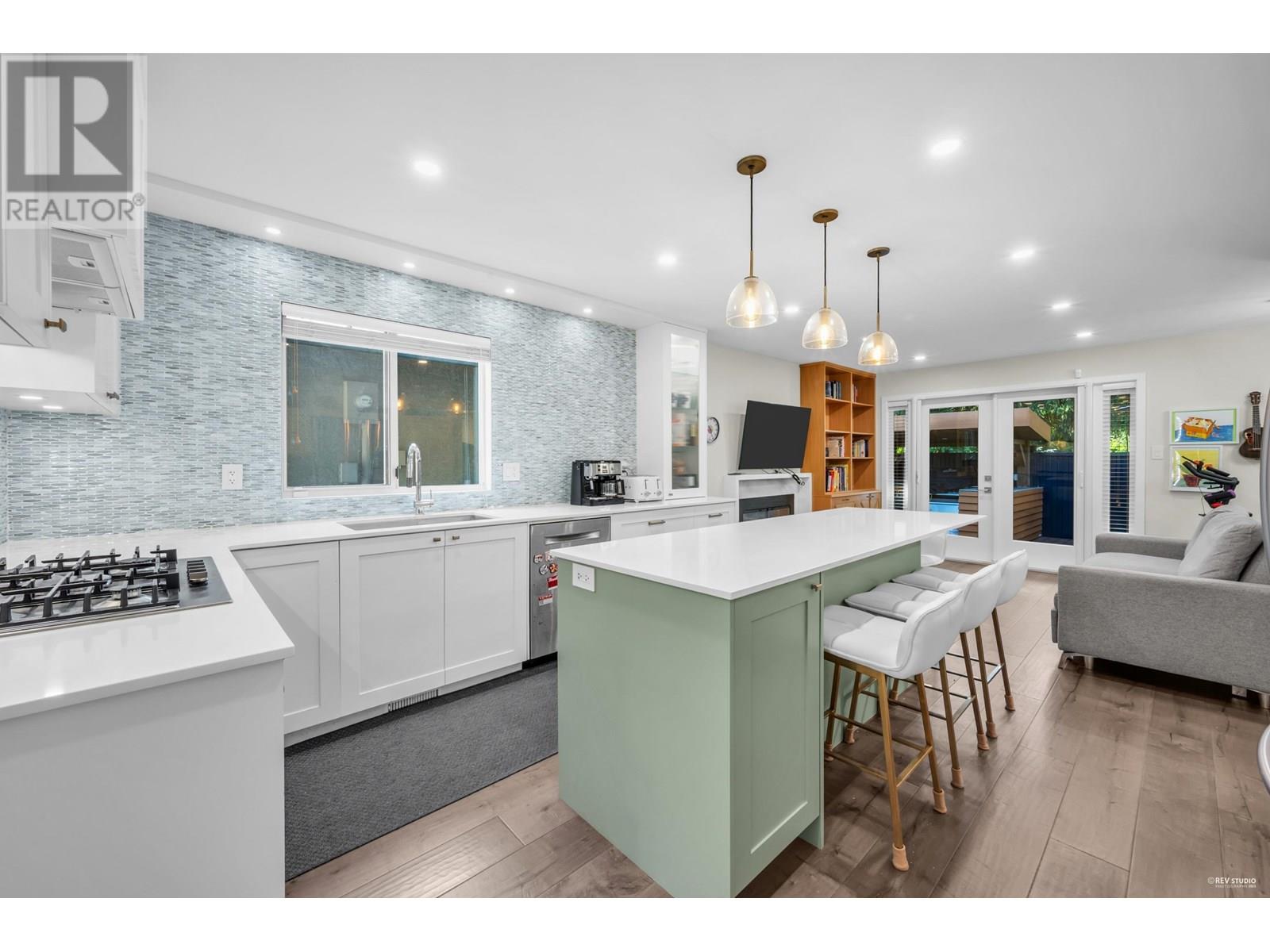 Photo 8 of 860 Ruckle Court, North Vancouver BC