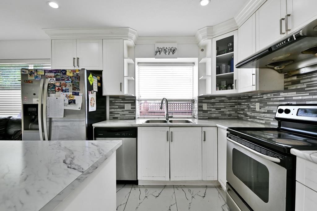 Photo 9 of 16954 60 Avenue, Surrey BC