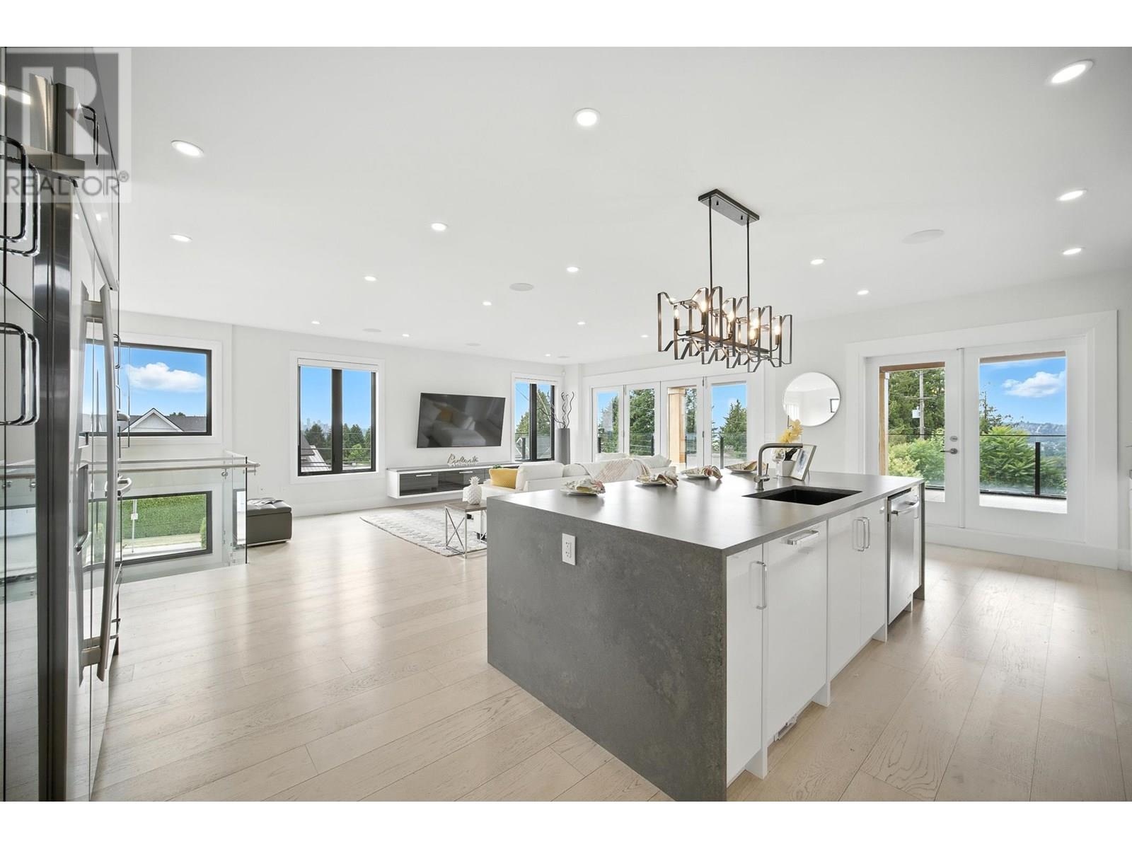 Photo 3 of 2113 Dawes Hill Road, Coquitlam BC