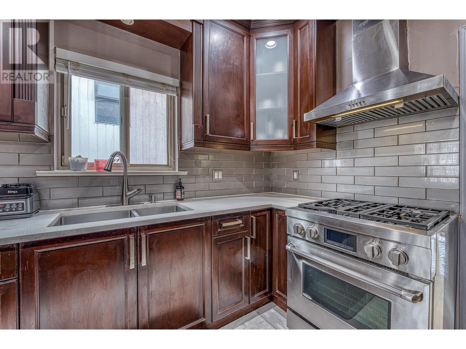 Photo 4 of 426 E 18th Avenue, Vancouver BC