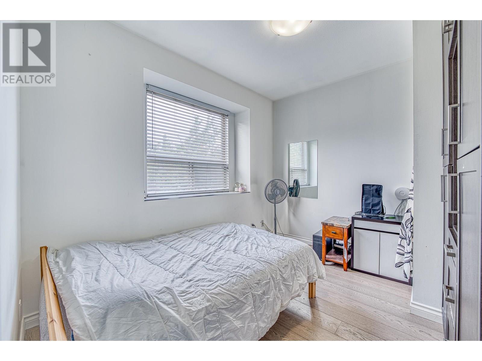 Photo 11 of 426 E 18th Avenue, Vancouver BC