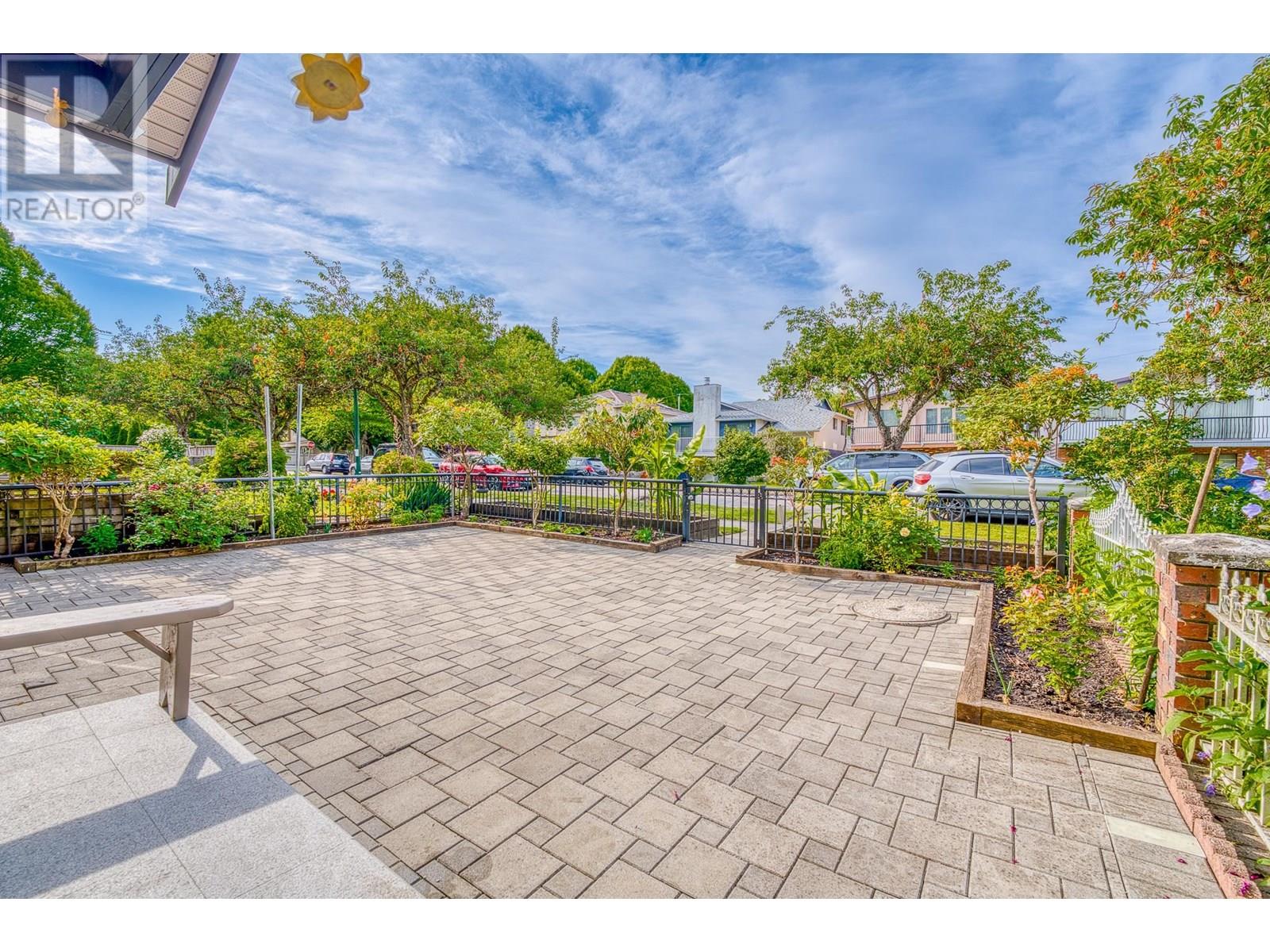 Photo 3 of 426 E 18th Avenue, Vancouver BC