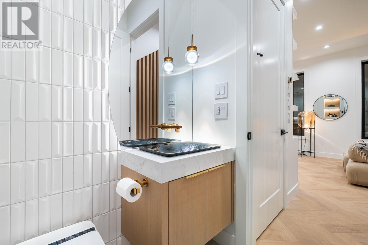 Photo 4 of 5080 Prince Edward Street, Vancouver BC