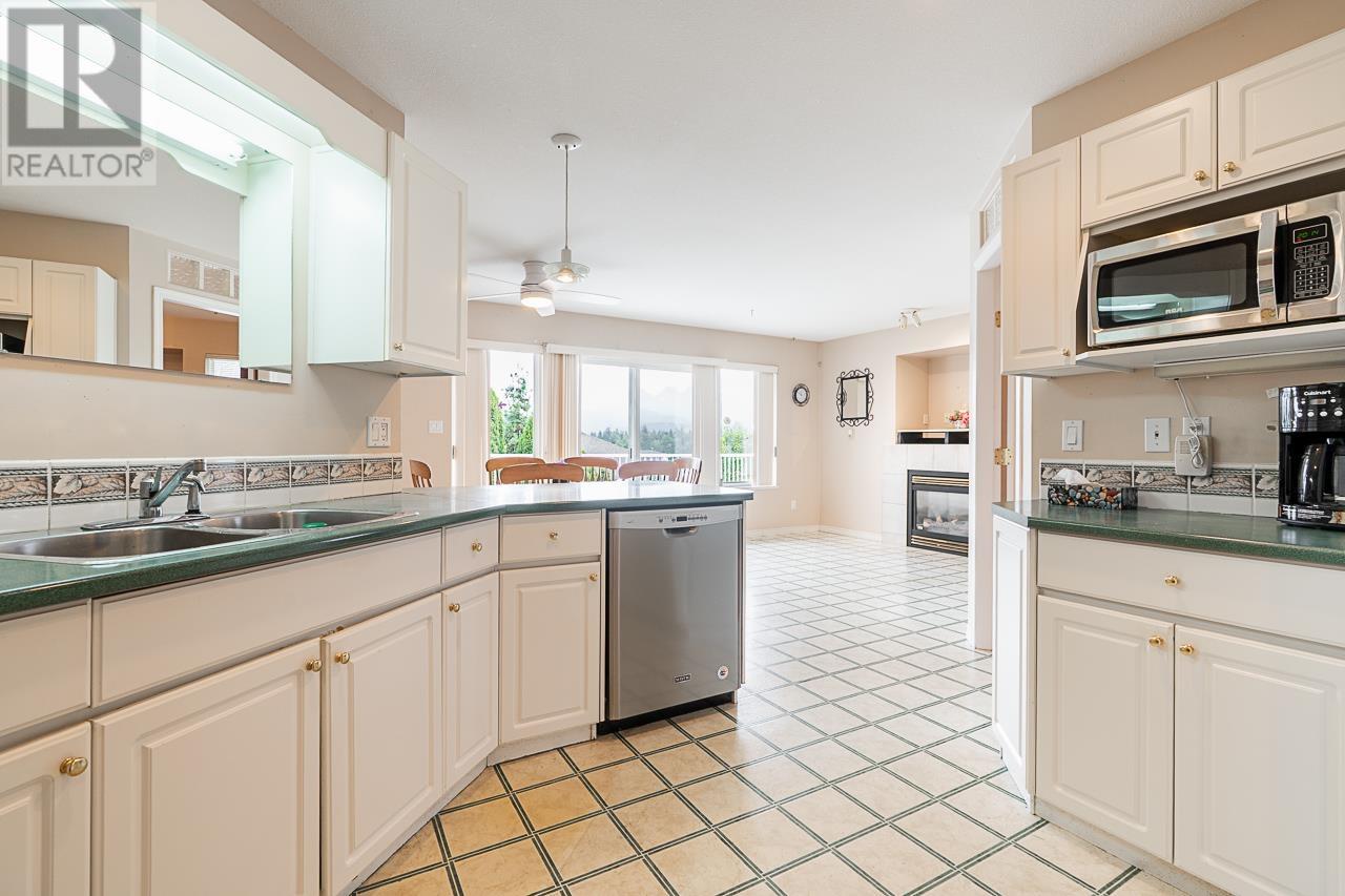 Photo 8 of 22081 124 Avenue, Maple Ridge BC