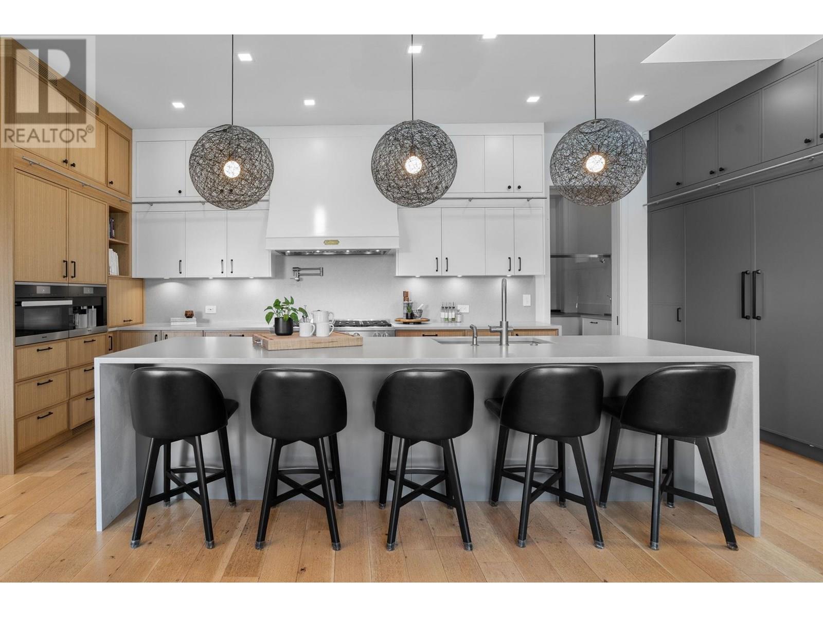 883 WAVERTREE ROAD, North Vancouver