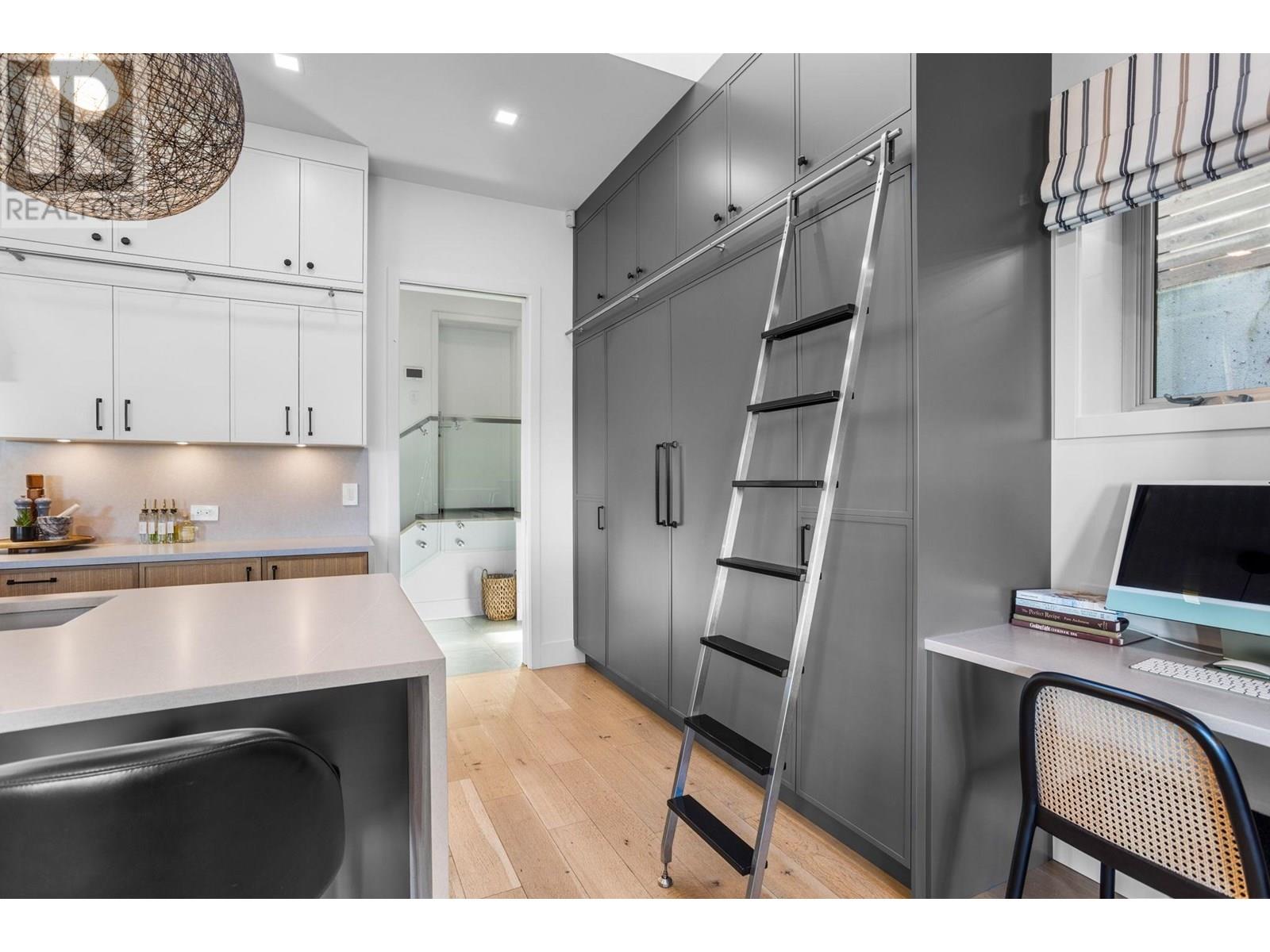 883 WAVERTREE ROAD, North Vancouver