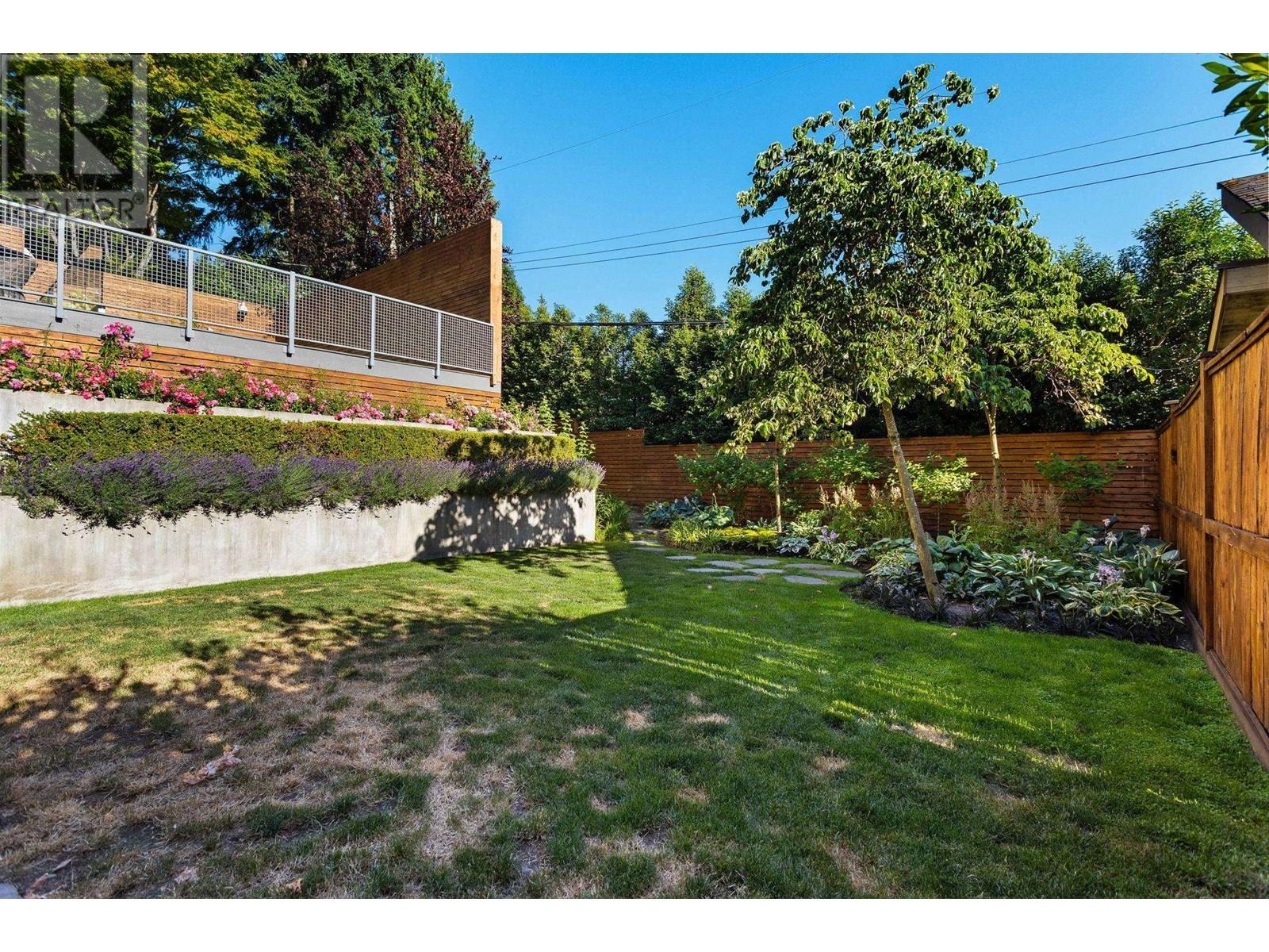 883 WAVERTREE ROAD, North Vancouver