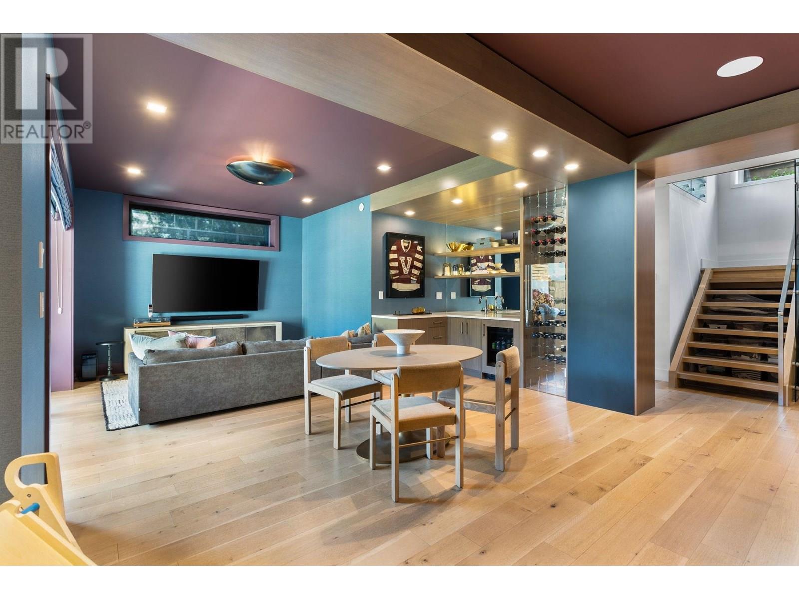 883 WAVERTREE ROAD, North Vancouver