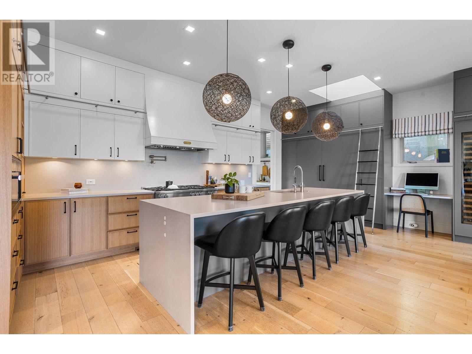 883 WAVERTREE ROAD, North Vancouver