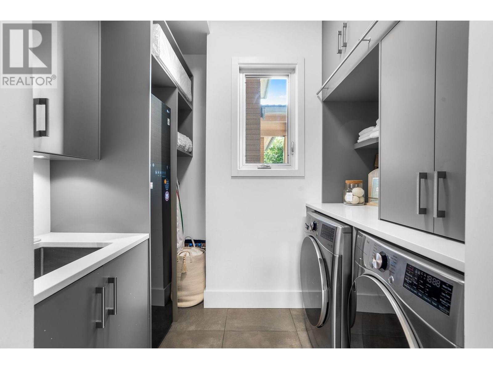 883 WAVERTREE ROAD, North Vancouver