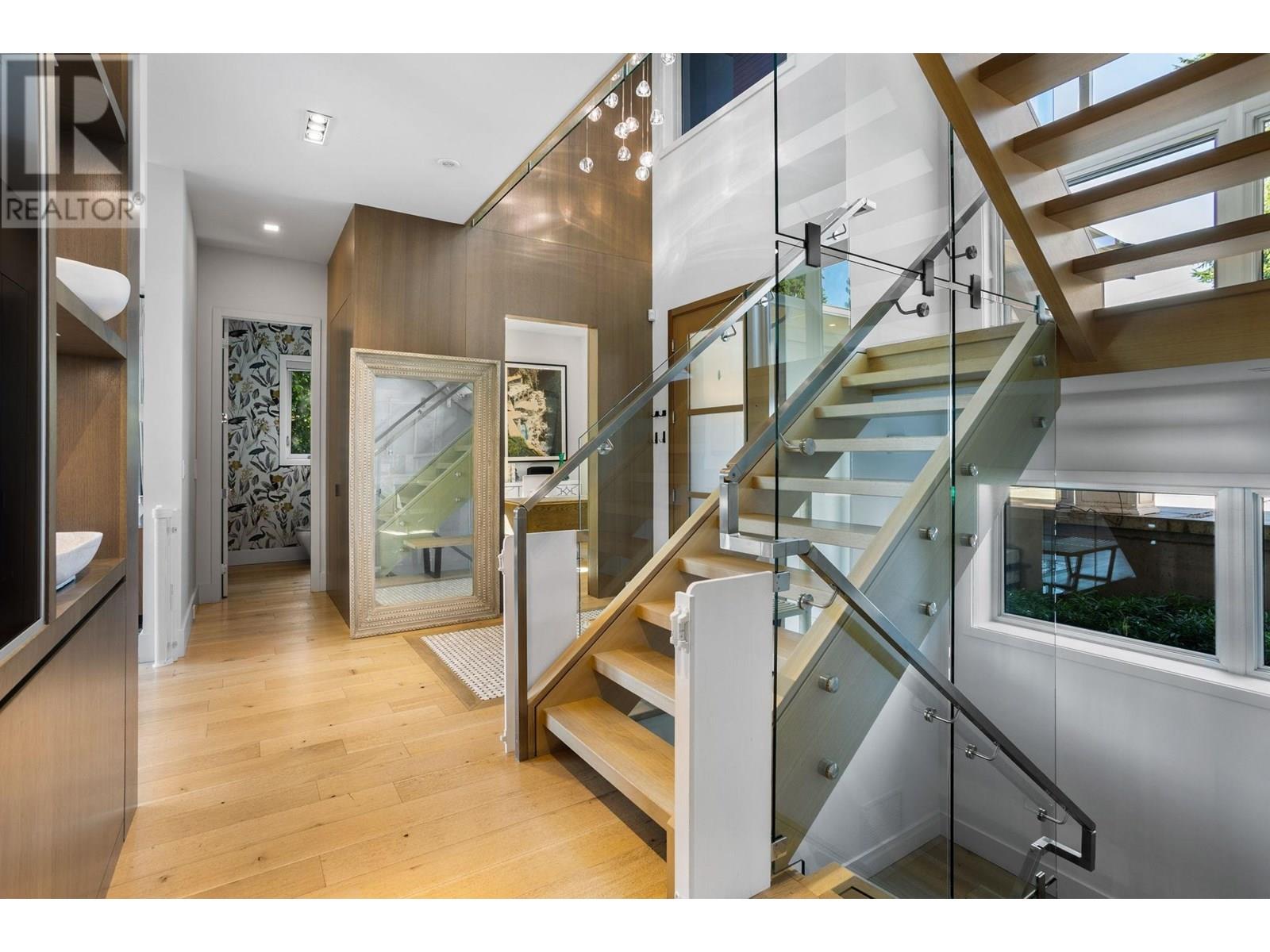 883 WAVERTREE ROAD, North Vancouver