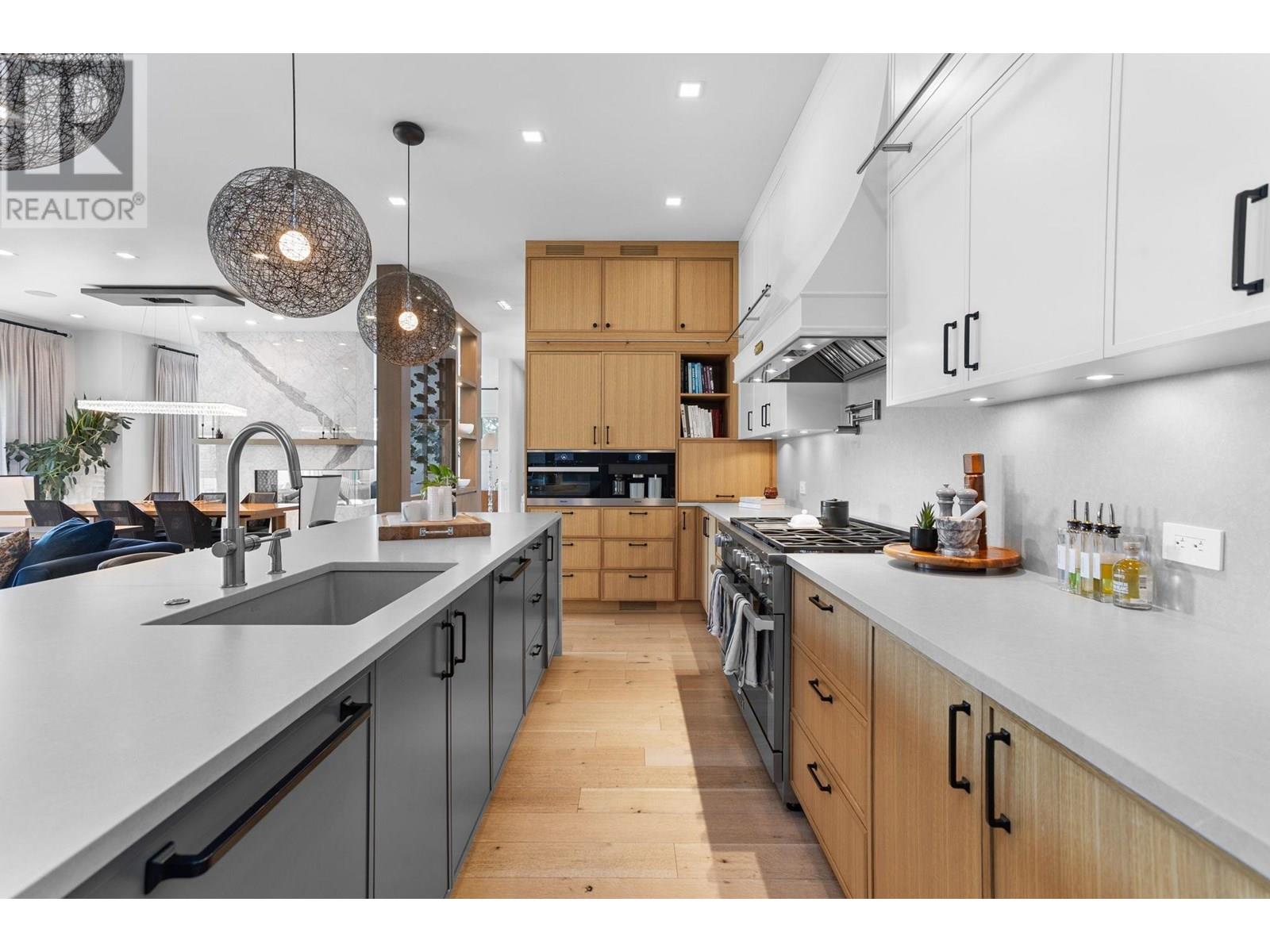 883 WAVERTREE ROAD, North Vancouver