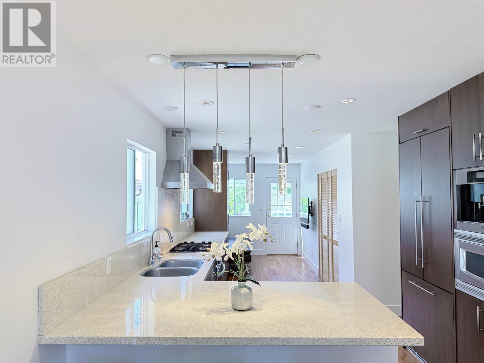 1717 TATLOW AVENUE, North Vancouver