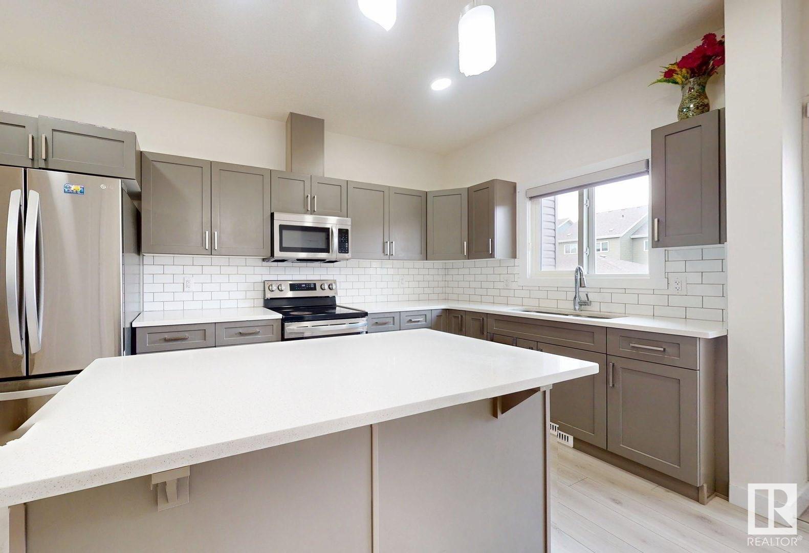 Photo 12 of 3230 4 St Nw, Edmonton AB