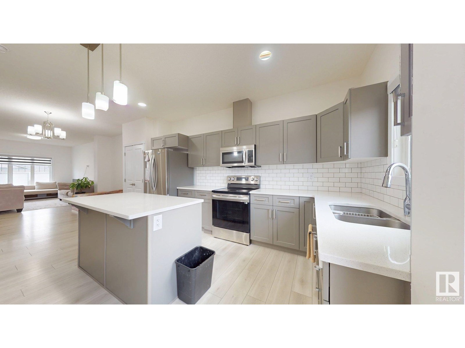 Photo 15 of 3230 4 St Nw, Edmonton AB