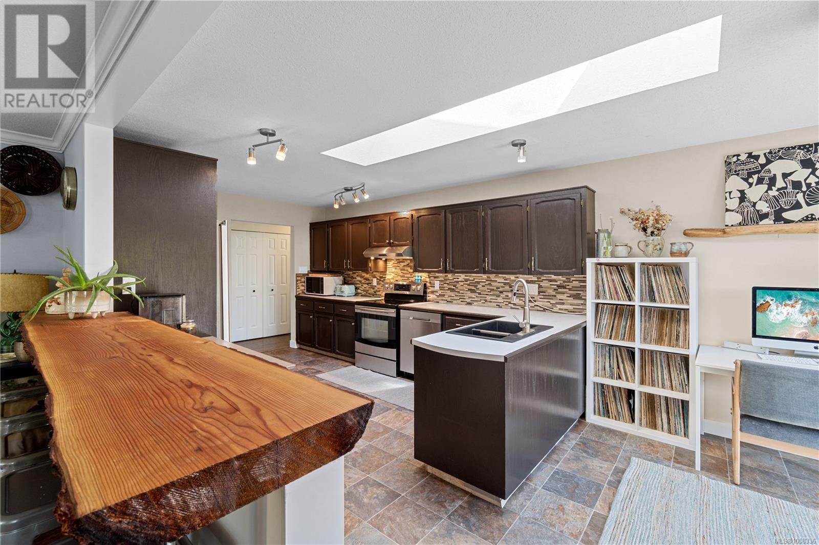 Photo 11 of 667 Tamarack Dr, Qualicum Beach BC