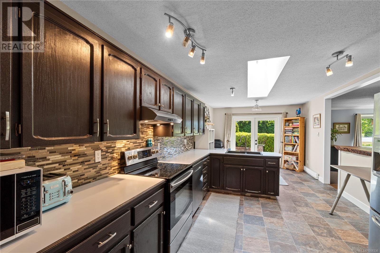 Photo 13 of 667 Tamarack Dr, Qualicum Beach BC