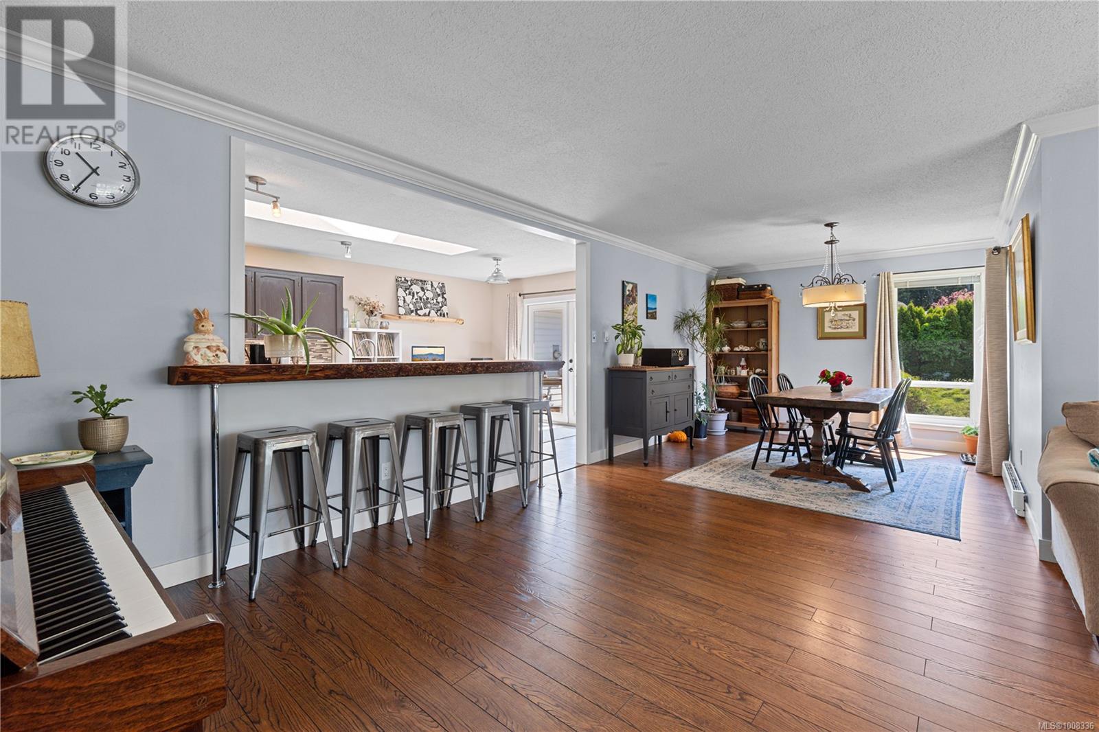 Photo 5 of 667 Tamarack Dr, Qualicum Beach BC