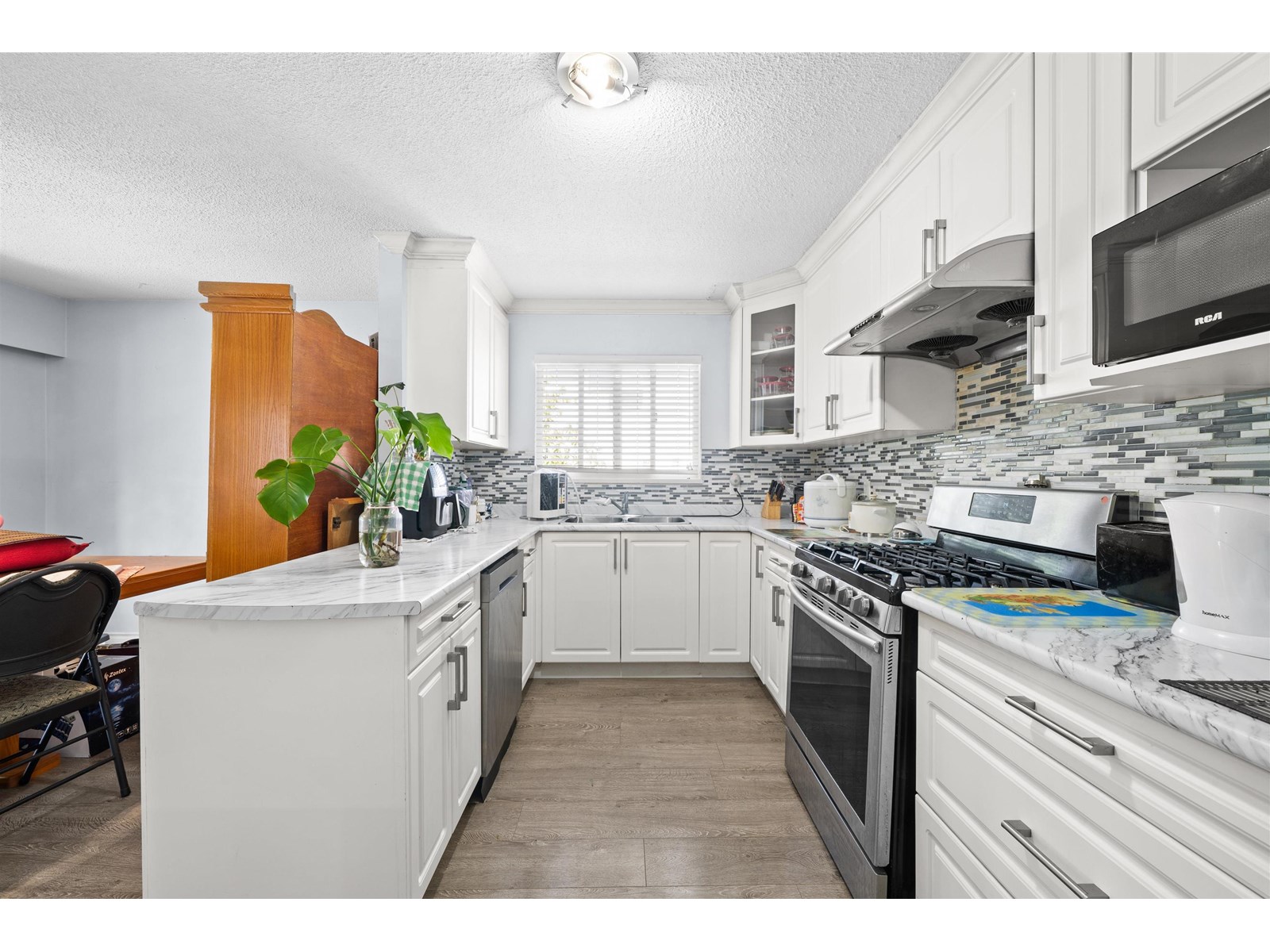 Photo 3 of 13687 112 Avenue, Surrey BC