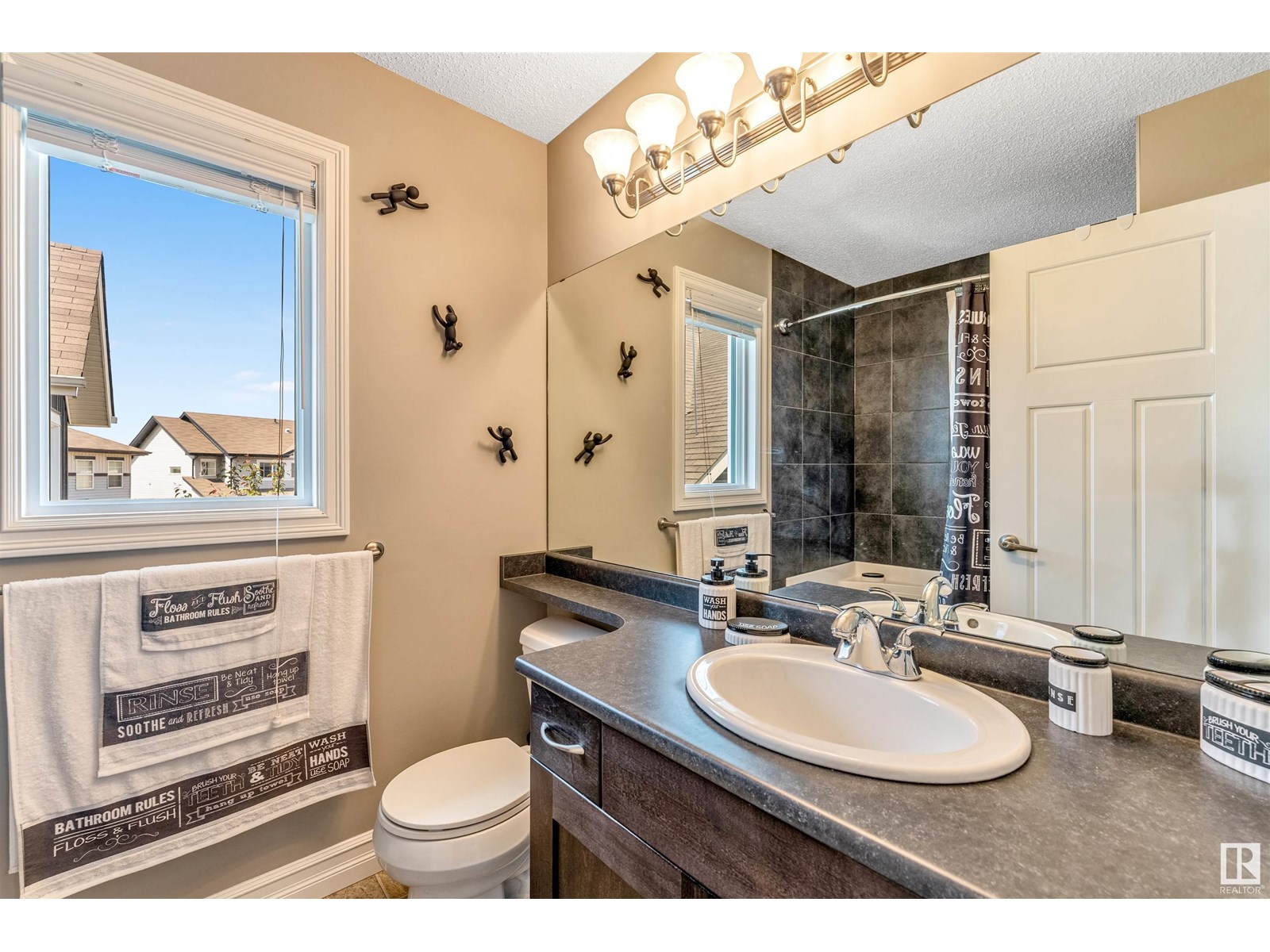 Photo 39 of 839 37 Av Nw, Edmonton AB