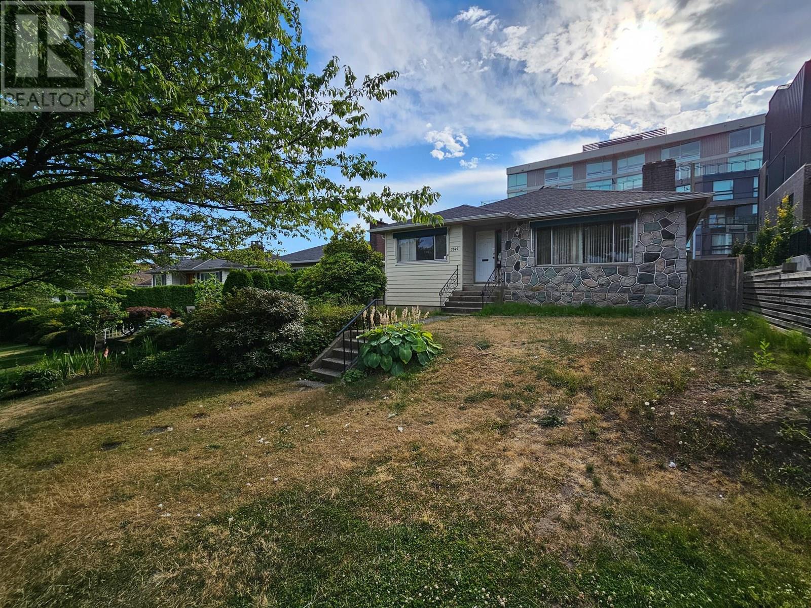 Photo 3 of 7649 Yukon Street, Vancouver BC