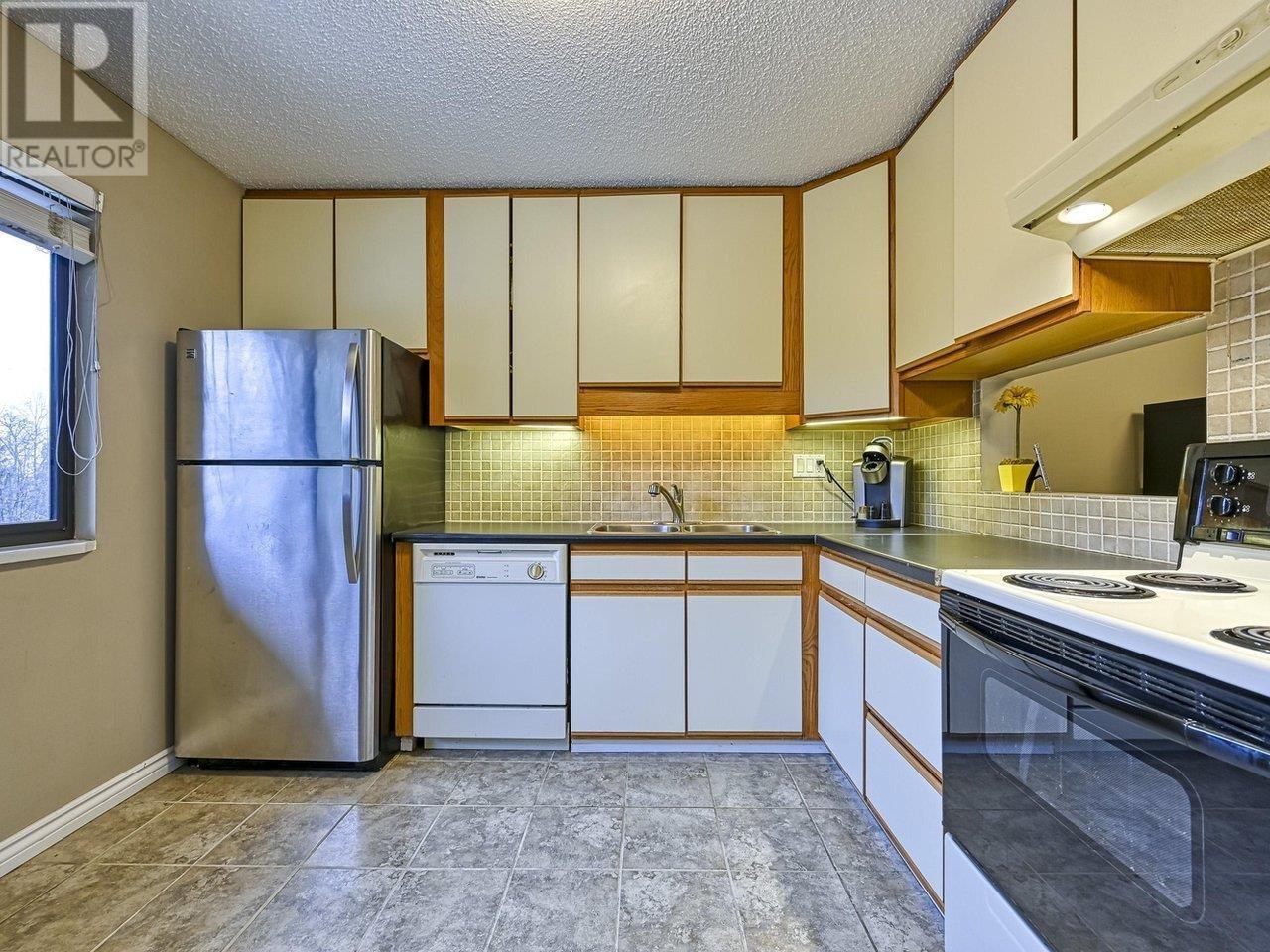 Photo 6 of 8 2980 Mariner Way, Coquitlam BC