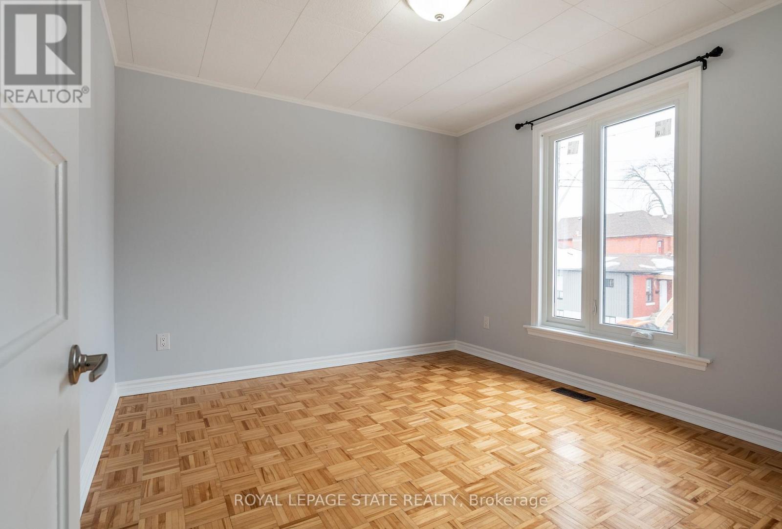 Photo 5 of 2 325 Robert Street, Hamilton ON