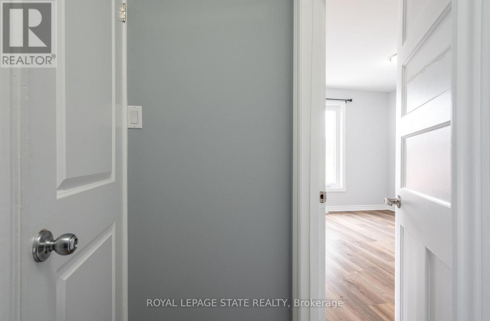 Photo 4 of 2 325 Robert Street, Hamilton ON