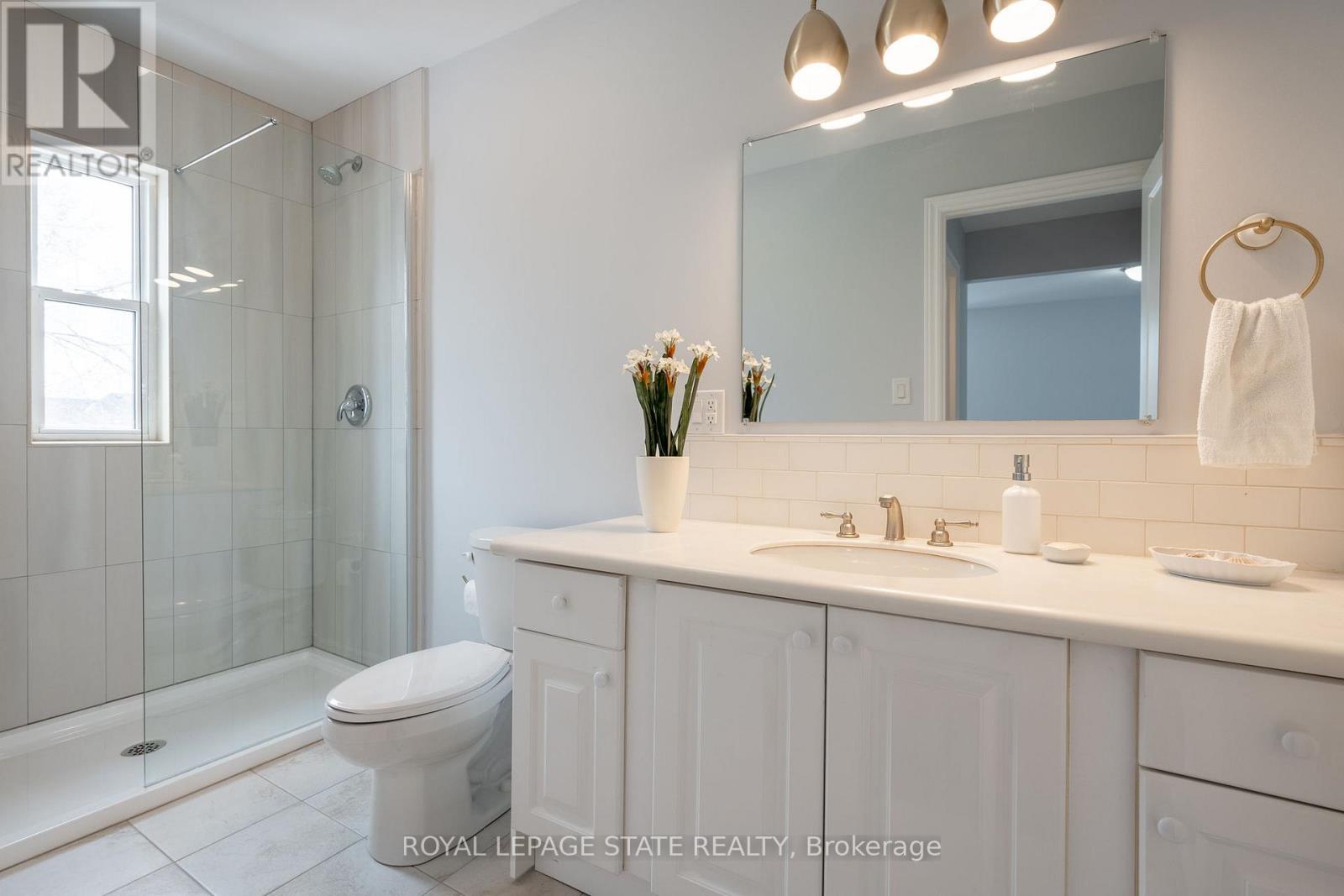 Photo 1 of 2 325 Robert Street, Hamilton ON