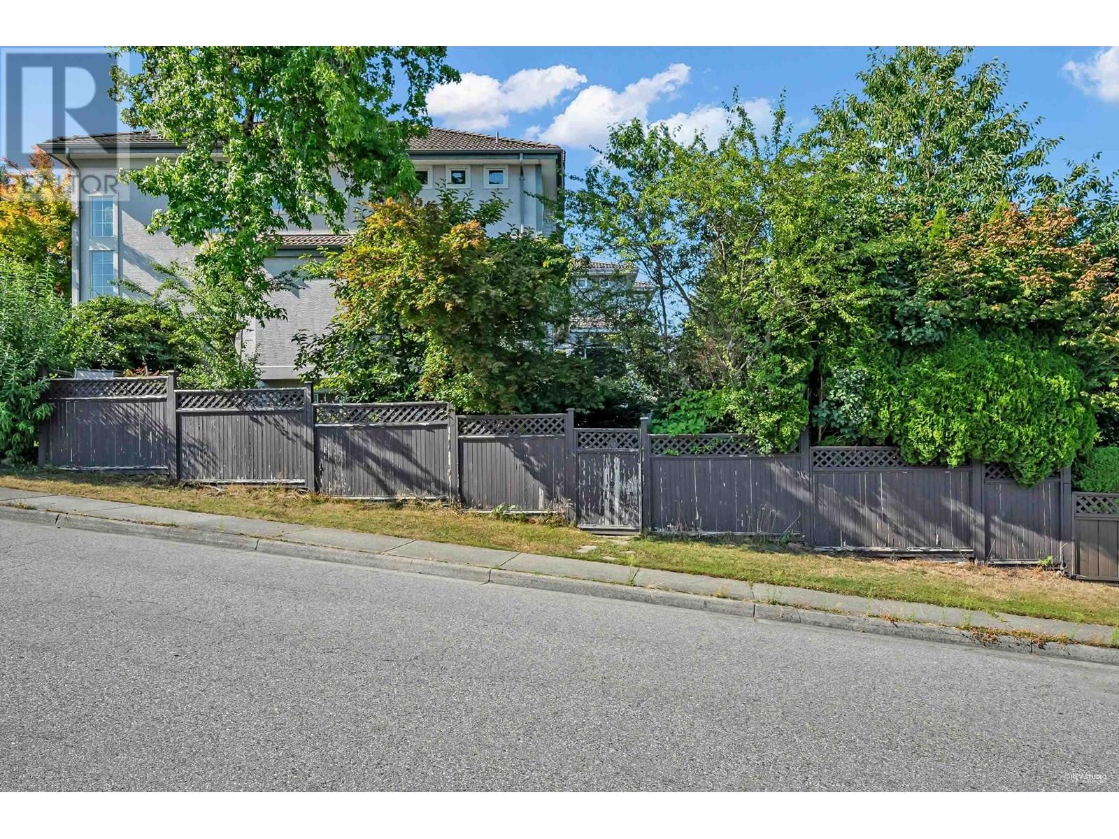 Photo 3 of 1601 Pinetree Way, Coquitlam BC