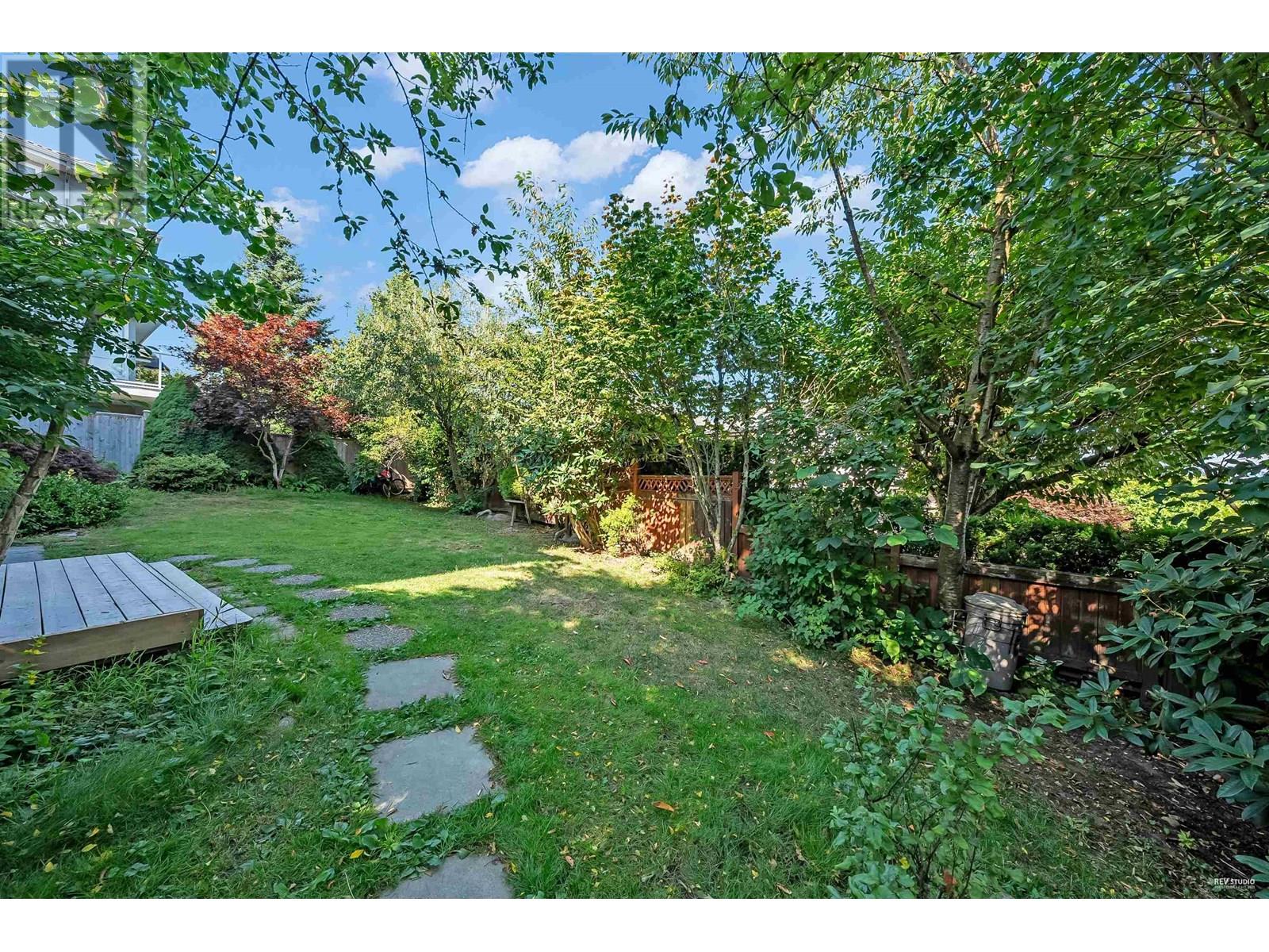Photo 5 of 1601 Pinetree Way, Coquitlam BC