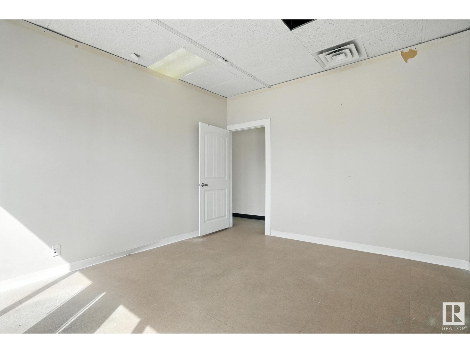 Photo 7 of 202 16220 Stony Plain Rd Nw, Edmonton AB