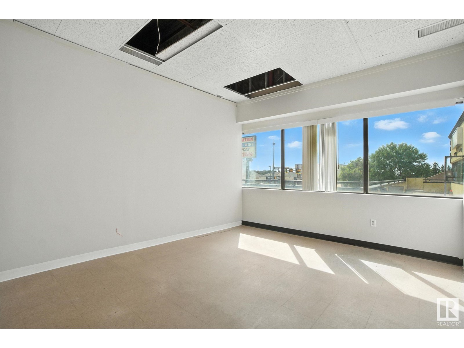 Photo 5 of 202 16220 Stony Plain Rd Nw, Edmonton AB