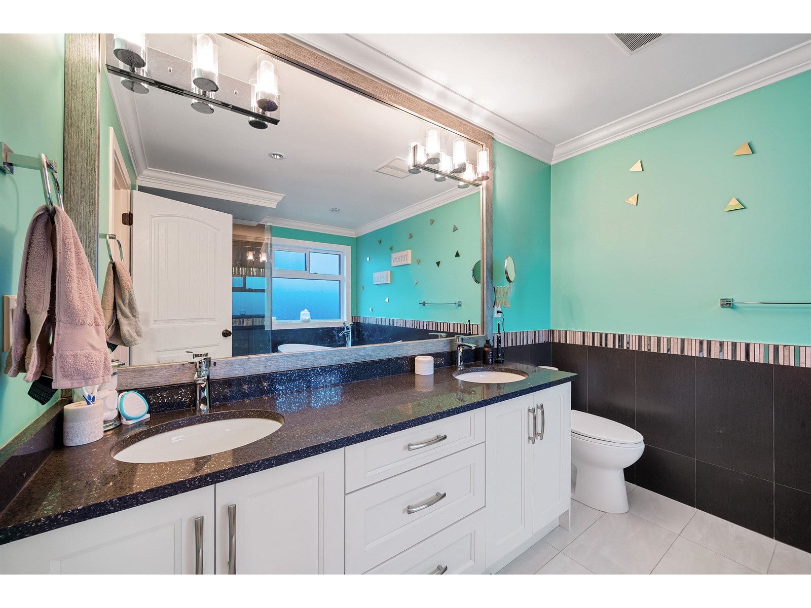 Photo 4 of 15923 98 A Avenue, Surrey BC