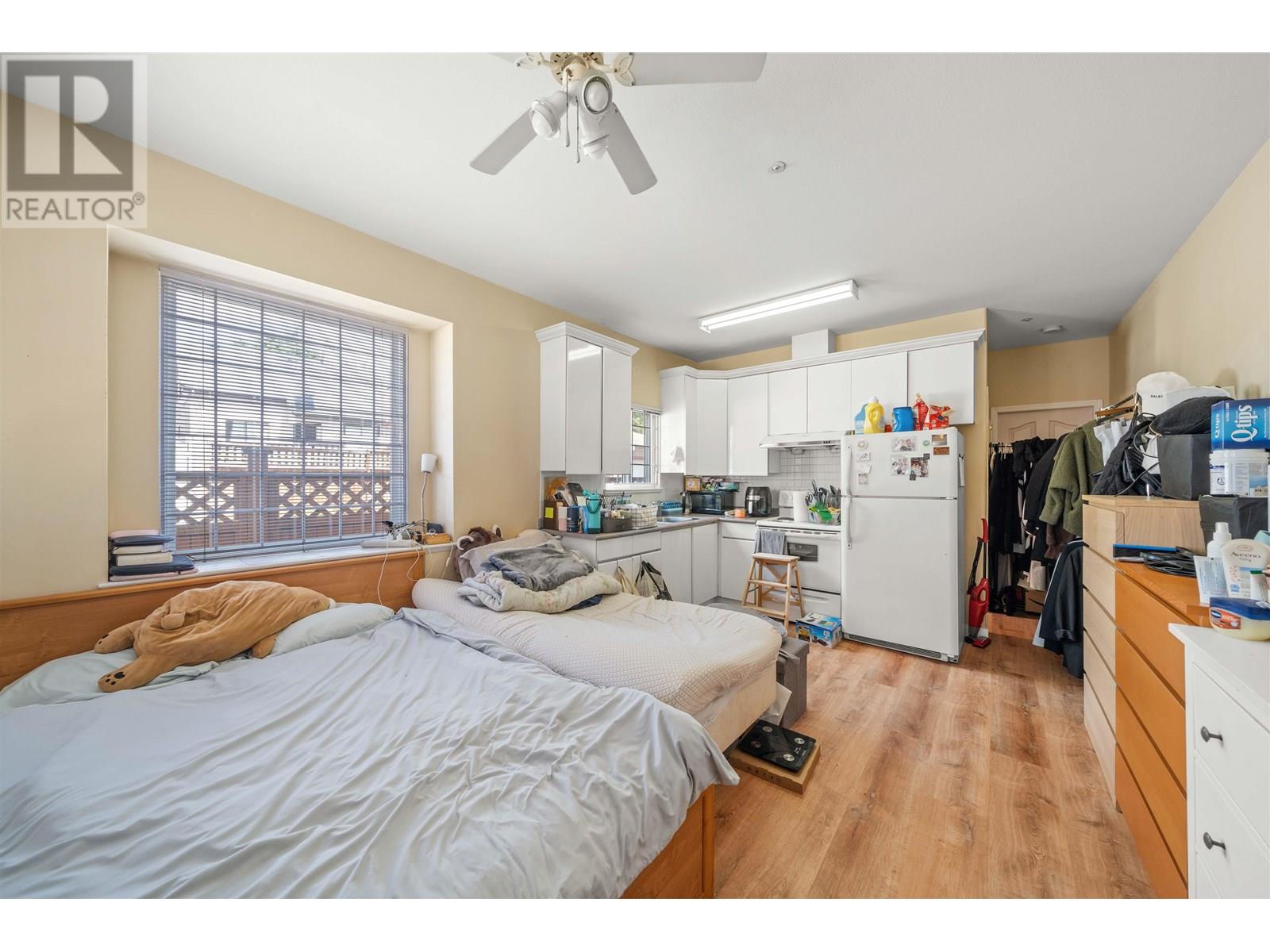 Photo 3 of 5323 Dumfries Street, Vancouver BC