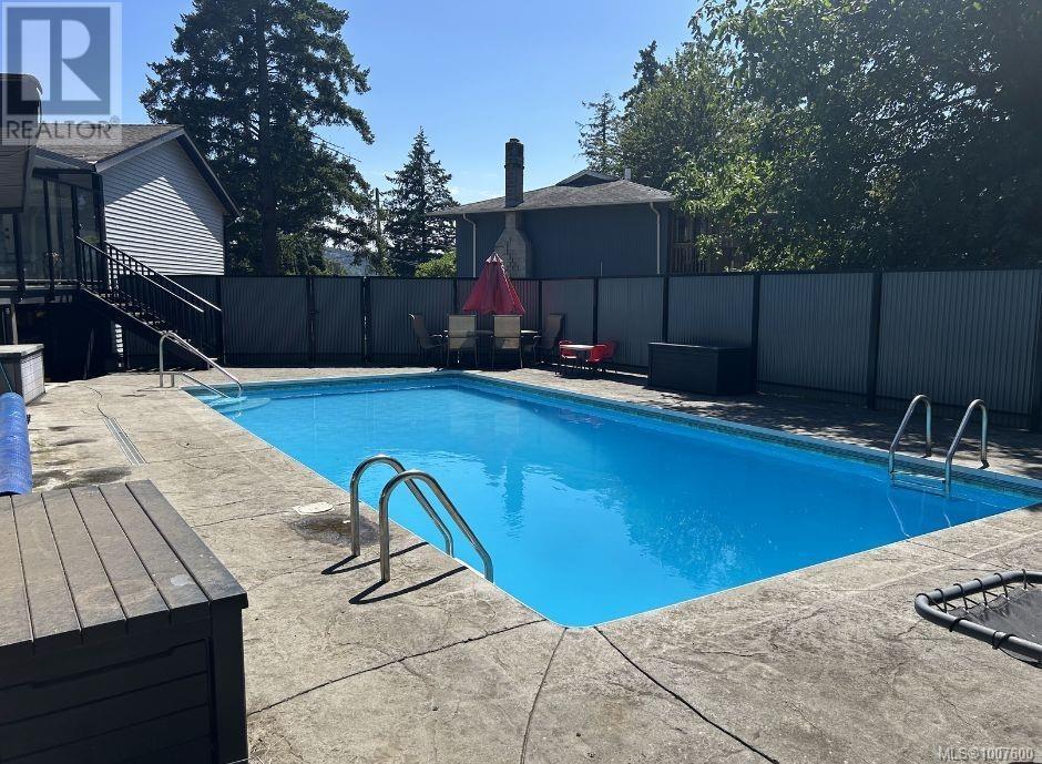 Photo 2 of 1732 James Way, Nanaimo BC