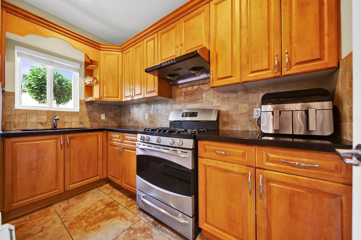 Photo 9 of 14850 69 Avenue, Surrey BC