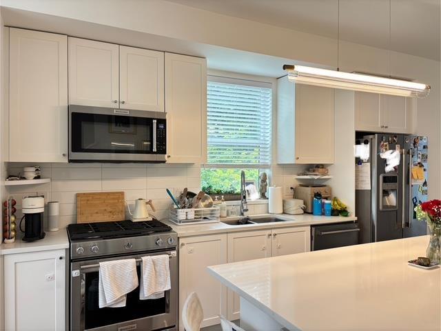 Photo 4 of 1 16678 25 Avenue, Surrey BC