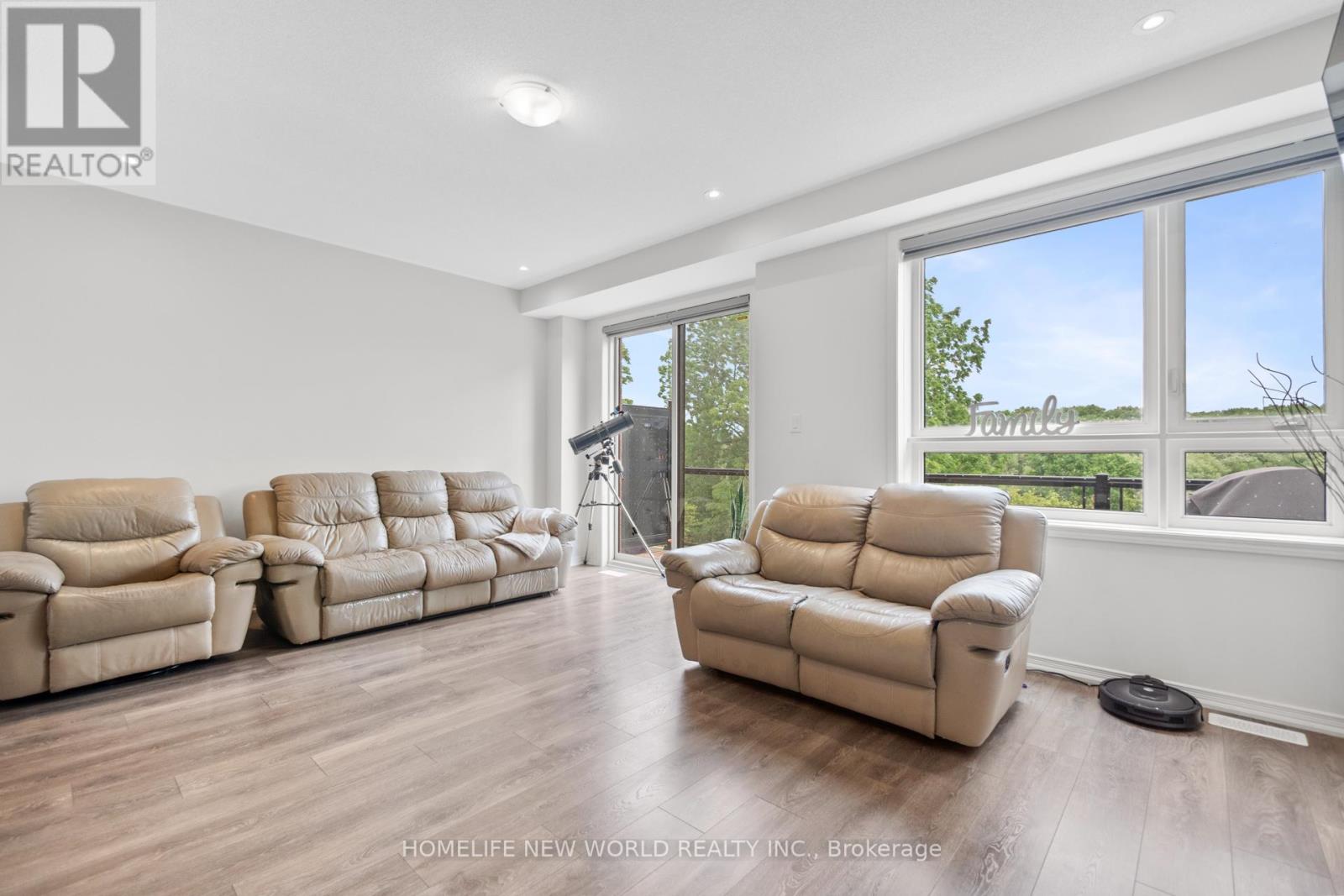 Photo 3 of 51 Woodstream Drive, Toronto ON