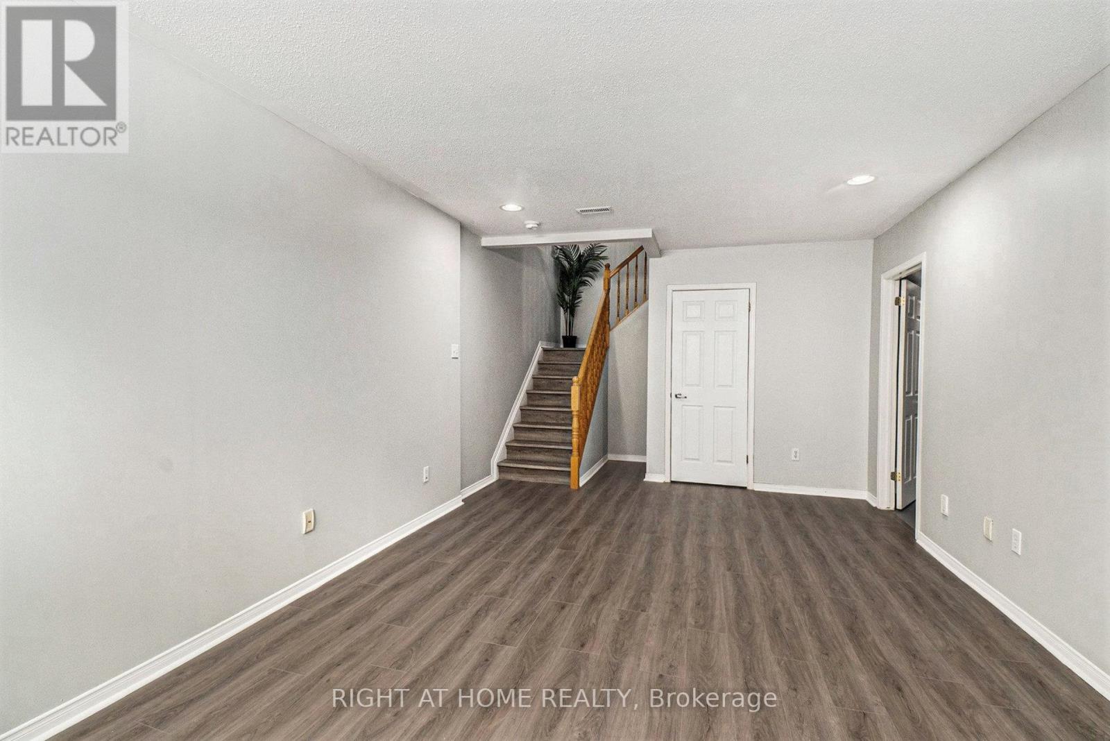 Photo 2 of 2090 Assomption Street, Ottawa ON