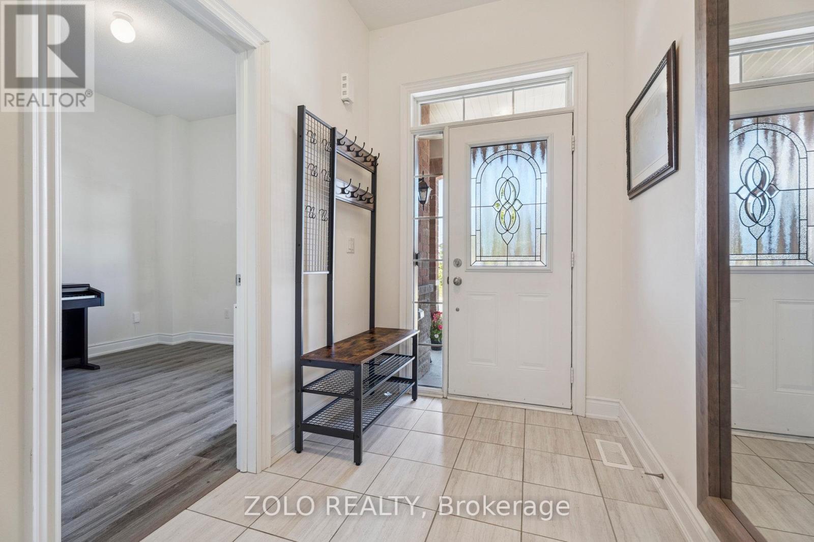 Photo 5 of 143 Kingsmere Crescent, New Tecumseth ON
