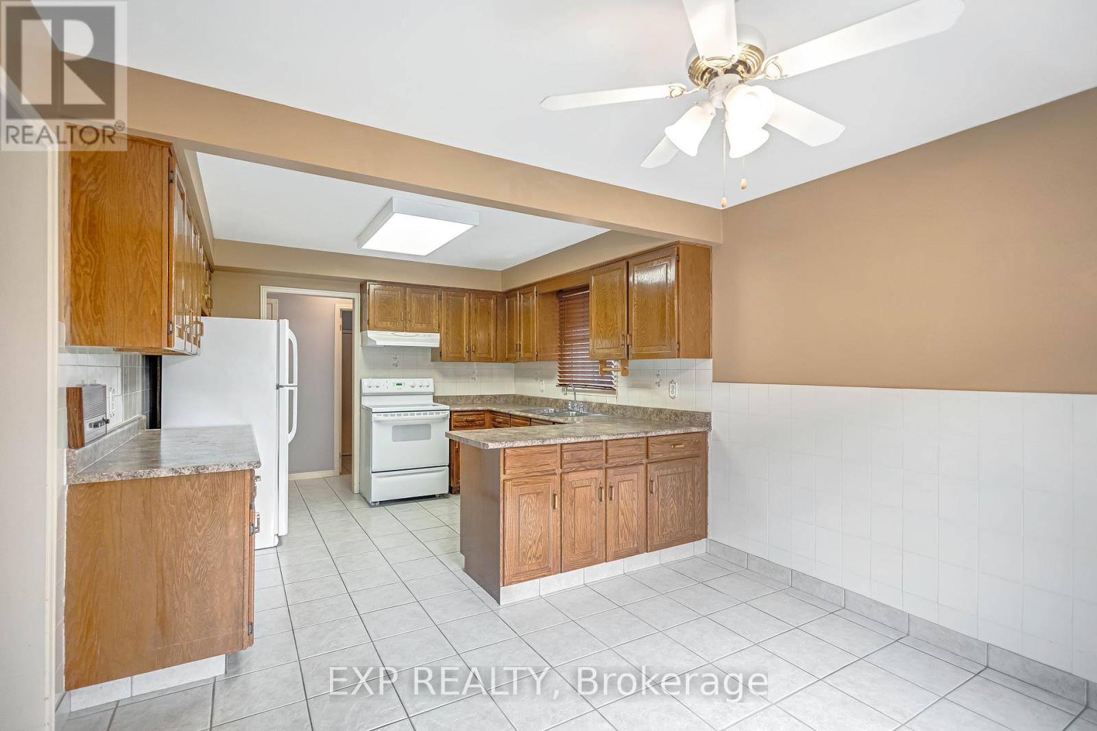 Photo 3 of 2138 The Chase, Mississauga ON